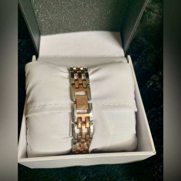 GEOFFREY BEENE Women’s Rhinestone Stainless Steel Wristwatch Silver & Rose Gold - Picture 5 of 6